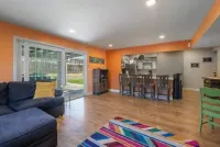 Roost n’ Relax - A/C, near the Beach, firepit 출라비스타 호텔