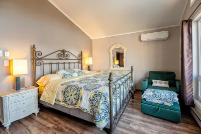 Inn Kognito 1 Lakefront, hot tub fire pit Kalahari 2nd house next door available