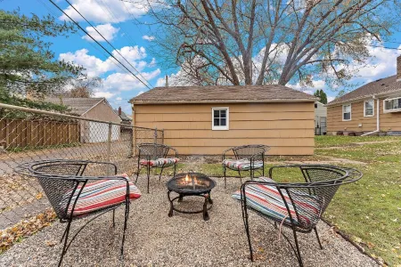 Highland Park Hideaway- Standing Desk + Monitor + Private Laundry + Bonfire Pit