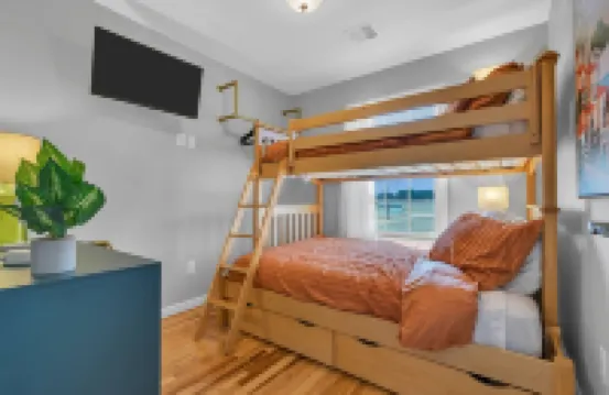 Walk To Beach, Parking for 3 cars, Towels + Linens Included, 4 beach badges