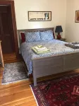 Large, late 1800s home. Secluded, yet adjacent to downtown Bar Harbor. - con encanto