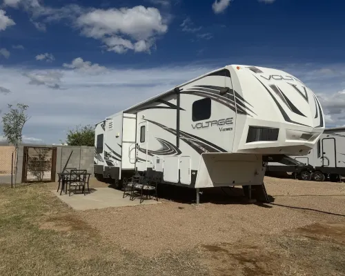 Cozy RV tucked back in a quiet property with plenty of room to relax 길버트 호텔
