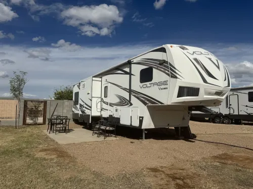 Cozy RV tucked back in a quiet property with plenty of room to relax
