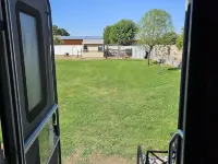 Cozy RV tucked back in a quiet property with plenty of room to relax 길버트 호텔