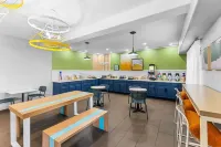 Spark by Hilton Glendale Phoenix North - فطور