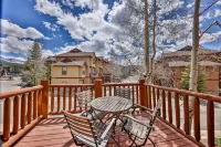 Beautiful 3 Bedroom/3.5 Bath Townhome w/Private Hot Tub, Garage & Mountain Views