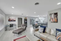 Gorgeous spacious  2bd 2bath sleeps 6 private yard, parking, gas grill, dogs ok