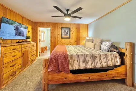 Spacious comfortable cabin, 33 Miles to Yellowstone, Wi/Fi, Fire Pit, Hot Tub 🦬