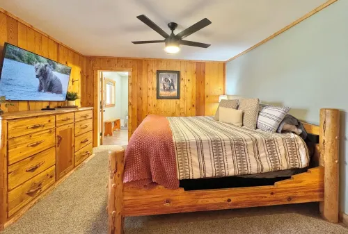 Spacious comfortable cabin, 33 Miles to Yellowstone, Wi/Fi, Fire Pit, Hot Tub 🦬
