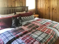 Remodeled vintage cabins! 31 day stay minimum. Longs Peak view! Sleeps 10. 짐머맨 트레일 주변 호텔