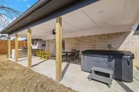 Frisco 4-bedrooms Getaway Hometel with Spa and Outdoor Kitchen