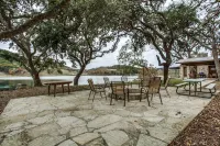 Private cabin on 10 acre lake, 4.5 miles from Boerne