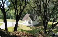 Charming 2-Bedroom Cottage Nestled Under Oak Trees