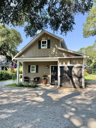 Sweet Cottage, Best Location, Close to Everything, River View Отели рядом с достопримечательностью «Spanish Moss Trail Train Depot»