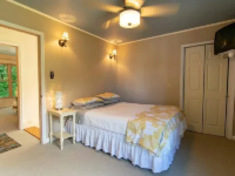 Keene Kottage 1890!! Waterfront in the High Peaks! Hotels in Keene