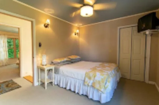 Keene Kottage 1890!! Waterfront in the High Peaks!