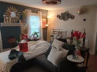 Newly Renovated Stylish 3rd Floor Apartment 5 mins from Country Club Plaza