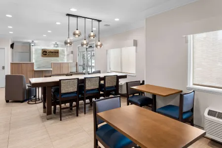 Clarion Pointe Mattoon Near University Отели в г. Маттун