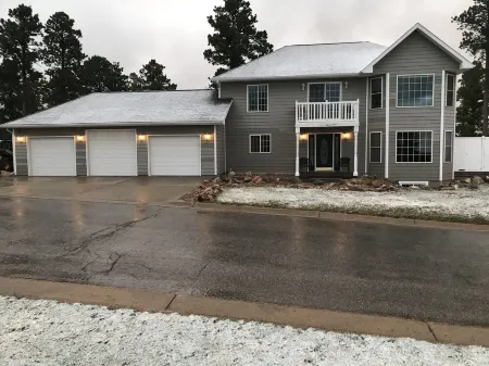 7 Bedroom Spacious Lead Home with Game Room and Hot Tub