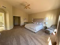 Gorgeous 5 Bedroom w/ Heated Pool Sleeps 16 鄰近DeVry University的酒店