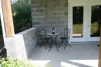 Wonderful BEAR-LY CONNECTED CABIN in the woods, West Virginia!