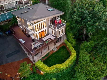 Cougar Mountain Retreat with hot tub,  sauna, and 3 floors of lake views!