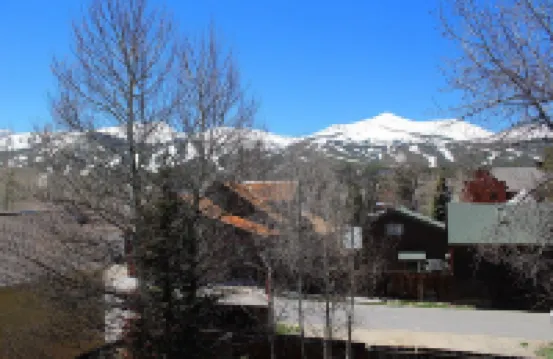 Downtown 4 Bed/3 bath Historic District - Hot tub/mtn views /grassed fenced yard