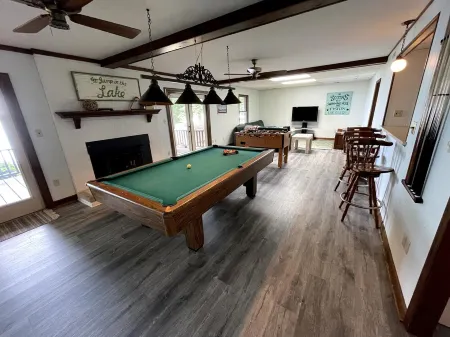 Spectacular - Main Lake Home - Huge Dock - Sleeps 18