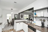 10min from Fort Bend Epicenter 13min from Memorial Herman Stylish 4 Bedroom Home