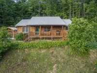 Sunset Ridge! Hot Tub+Fire Pit+Grill, WiFi, Mtn Views, Easy Access, Nearby Town!