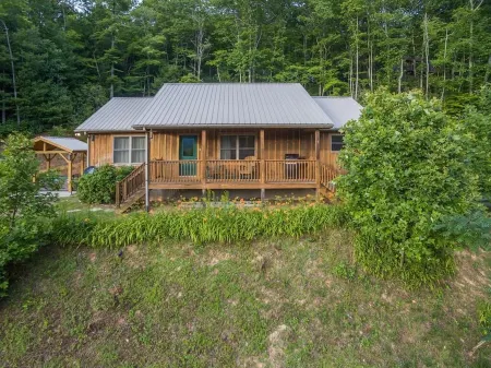 Sunset Ridge! Hot Tub+Fire Pit+Grill, WiFi, Mtn Views, Easy Access, Nearby Town!
