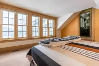 7200 sf Villa & Barn on 4 Acre Manchester Estate Hotels in Manchester