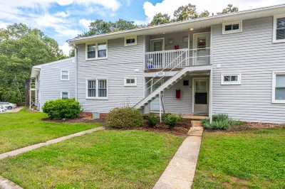 Comfortable and Quiet Condo near the Village and NC State