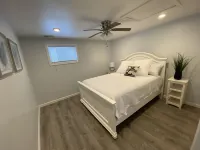 Quaint cottage one block from water Hotels near Walmart Supercenter