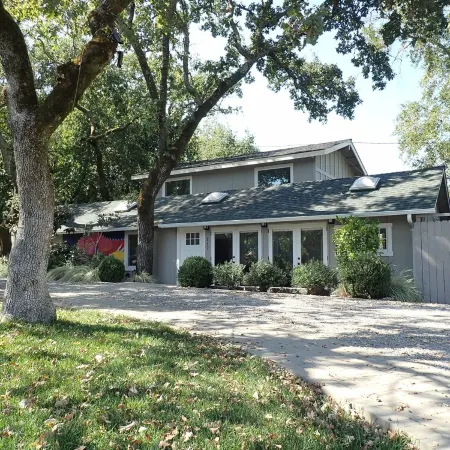 Gorgeous 2Bd + Loft with Deck and Gardens. Soaring 20 ft ceilings, huge windows!