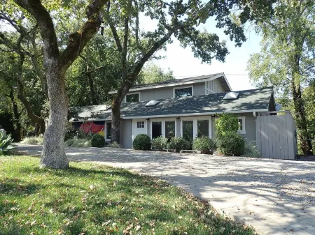 Gorgeous 2Bd + Loft with Deck and Gardens. Soaring 20 ft ceilings, huge windows!