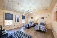 Stylish Cabin within a mile of Town Square