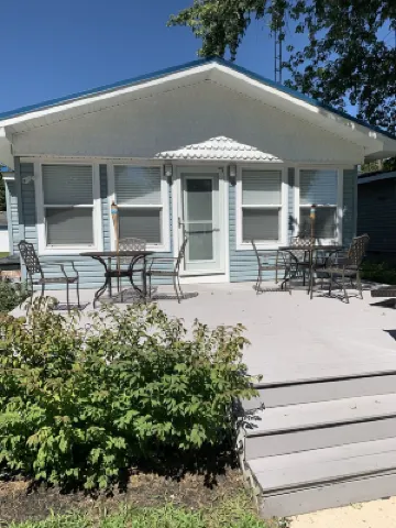 "SEASHELL" 4 Bedroom Home  Steps from Lake Erie Sleeps 13