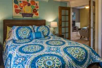 We have A/C! Relax in the hot tub! modern design, family and pet friendly!