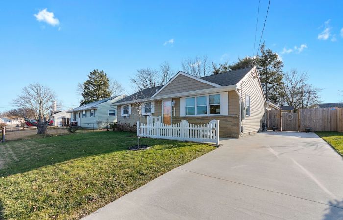 Updated Open Concept Beach House. 1.5 Blocks to Bay Beach and Harpoon’s!
