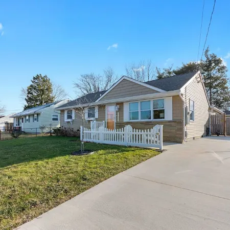 Updated Open Concept Beach House. 1.5 Blocks to Bay Beach and Harpoon’s!
