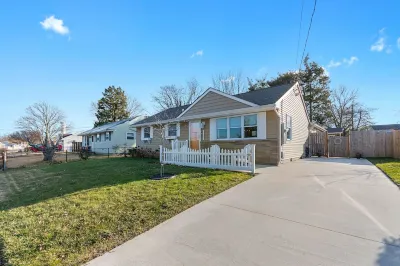 Updated Open Concept Beach House. 1.5 Blocks to Bay Beach and Harpoon’s! Отели рядом с достопримечательностью «Хисторик Колд Спринг Виллидж»