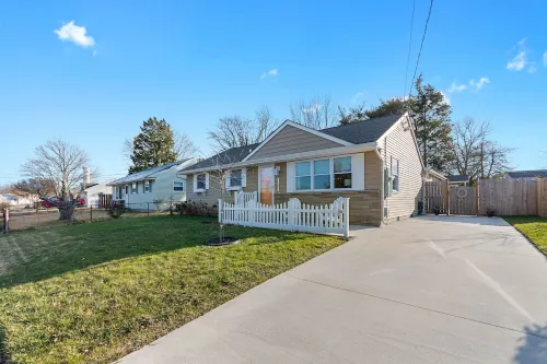 Updated Open Concept Beach House. 1.5 Blocks to Bay Beach and Harpoon’s!