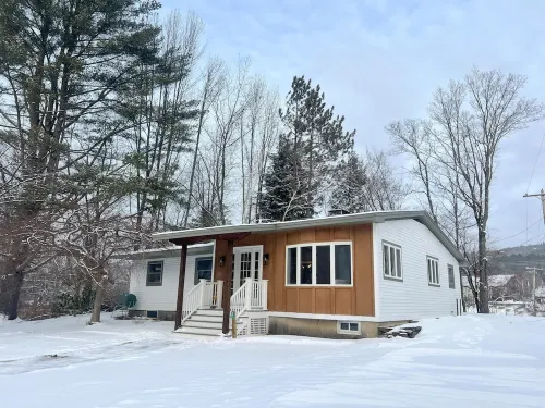 Enjoyable a cabin on the Black river with WiFi in Ludlow for a cozy stay