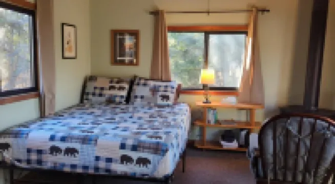 Rustic Personal Retreat Cabin, "Sunrise" Hotels in Lakeside