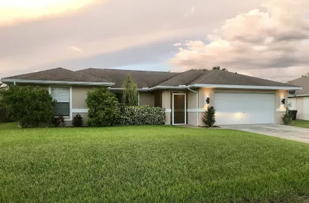 Modern 3 bedroom, 2 bath getaway with HEATED private pool and jacuzzi Отели рядом с достопримечательностью «Галф Кост Таун Сентер»