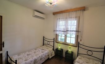 Charming Villa with Spacious Garden Near the Sea