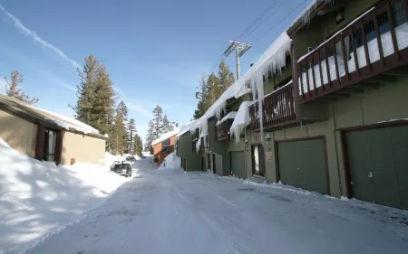 Easy walk to Canyon Lodge, private garage, EV charger. Great for families.