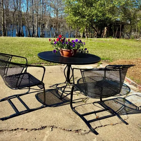 Sleeps 10. Bayou Front Home close to ULM, Sports Complexes, Airport and I-20.