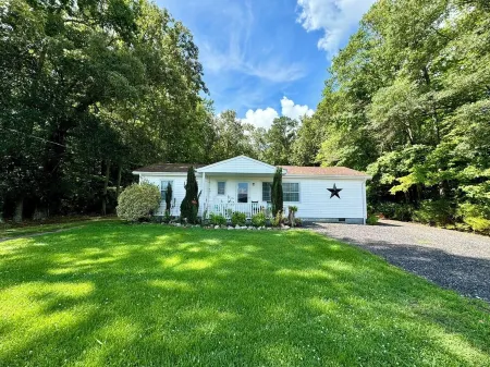 Country Escape Home in the Woods- Chesapeake, VA